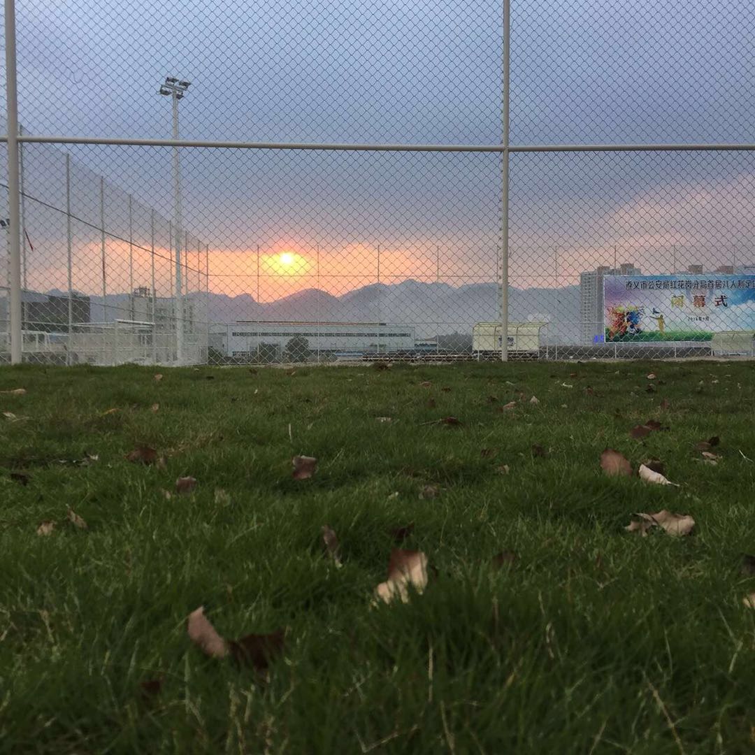 足球场夕阳